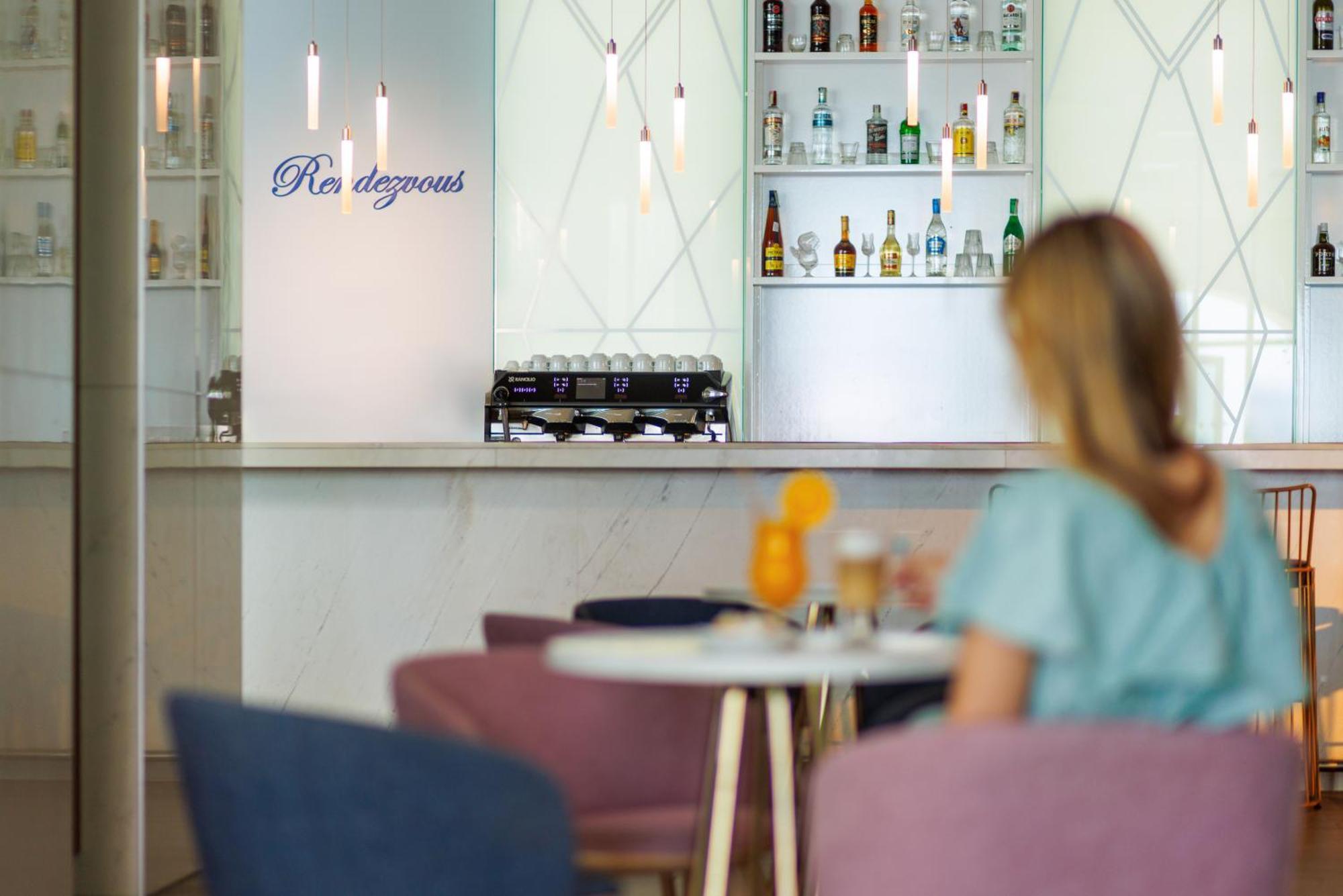 Secrets Sunny Beach Resort & Spa (Adults Only) Екстер'єр фото The bar at the lounge